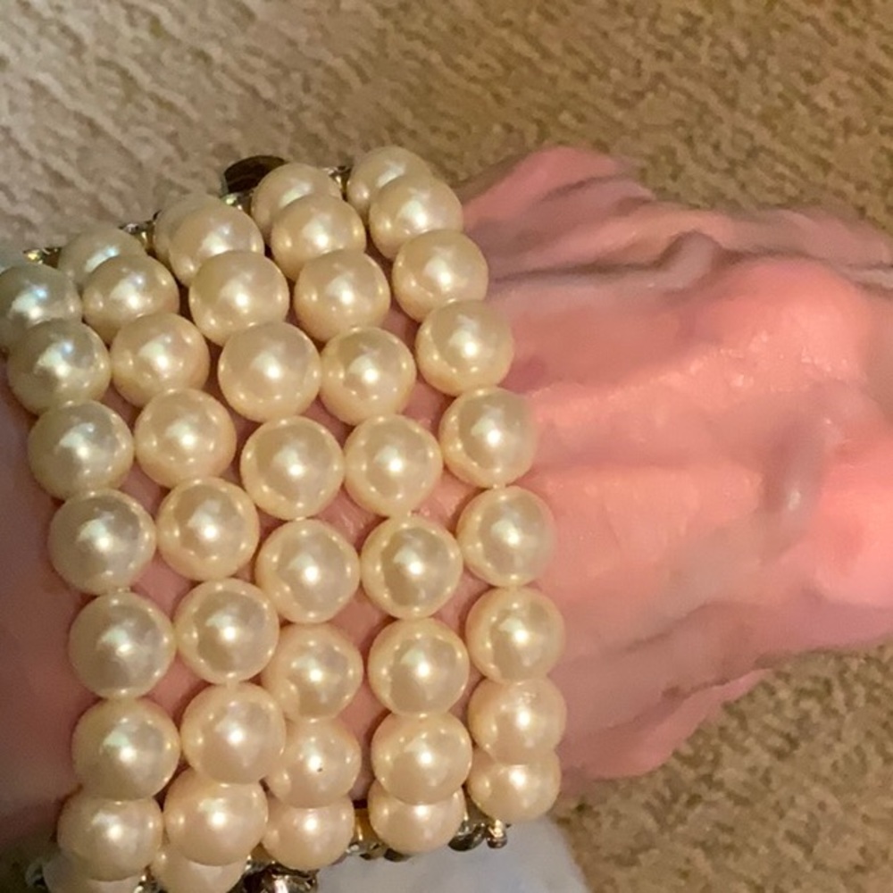 Adjustable pearl and gold tone fashion bracelet